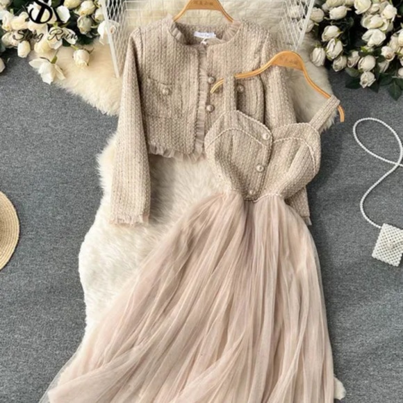 Amazing condition beige dress - Picture 2 of 5